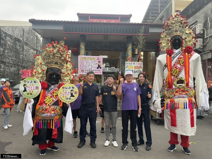 南投警邀請「謝范將軍」七爺八爺現場表演一場緝拿詐欺車手的橋段，向鄉親宣導反毒品、反詐騙資訊。（圖：南投警分局提供）