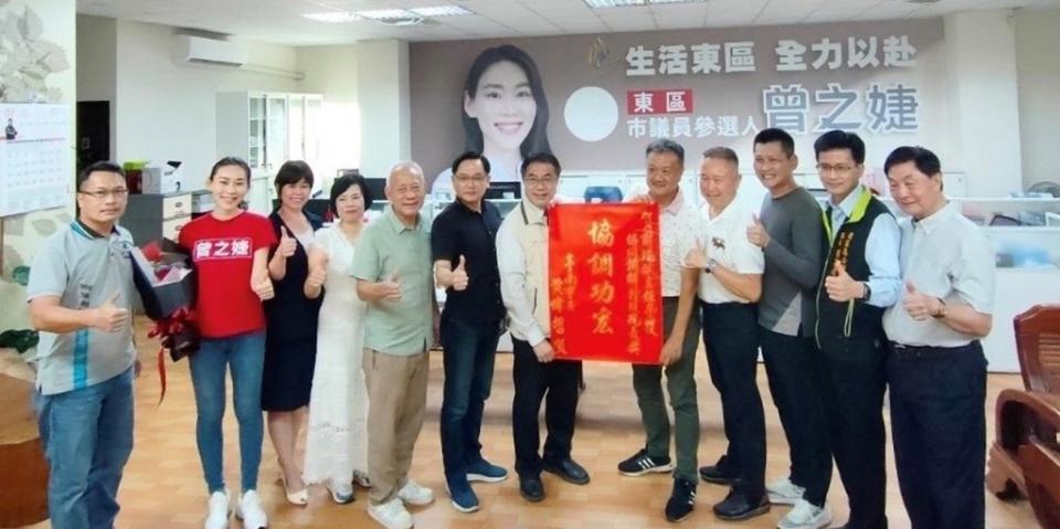 東區議員曾信凱及參選人曾之婕聯合服務處主任謝鴻斌（右五）連續三年「協同調解案件績優行政院長獎」，市長黃偉哲親自前往表揚。（記者林雪娟攝）