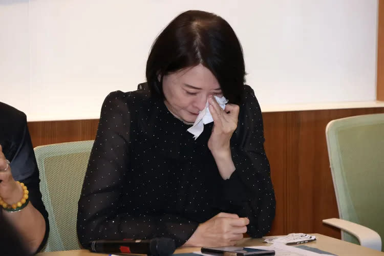 藍委王鴻薇在記者會中也激動落淚。莊宗達攝