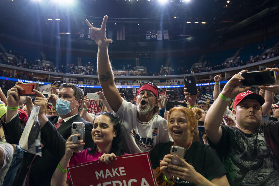 A la entrada, el equipo de Trump repartió mascarillas a todos los asistentes, pero la mayoría no la utilizaron después. (Foto: Evan Vucci / AP).