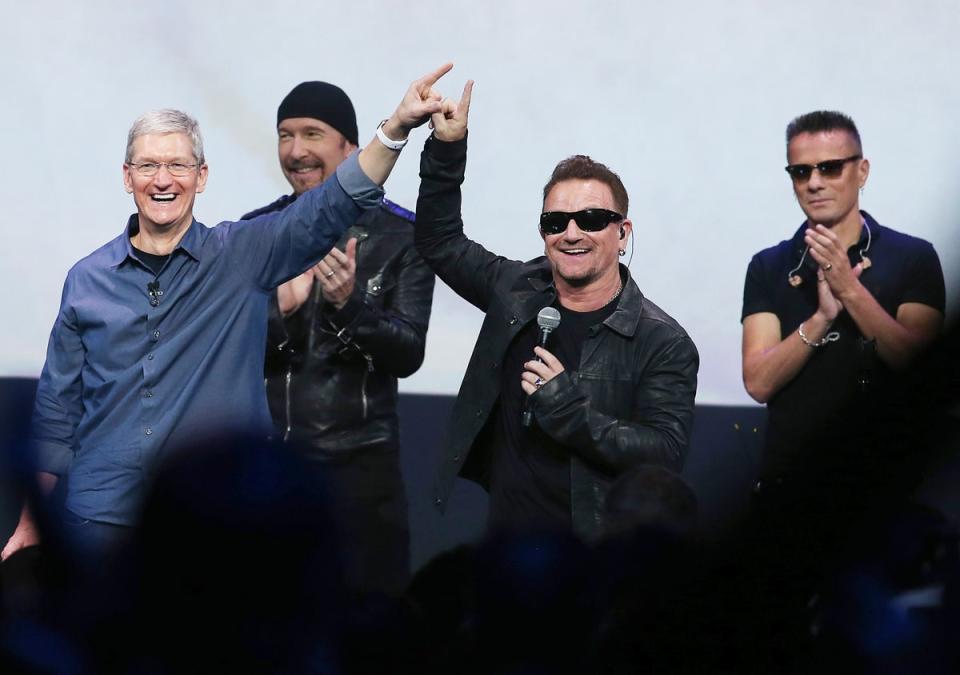 U2 with Tim Cook (left) (Getty Images)