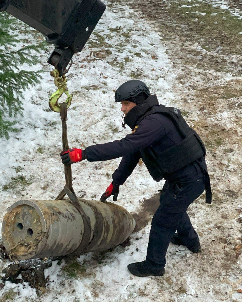 A Ukrainian sapper recovers the warhead of a Kinzhal missile.