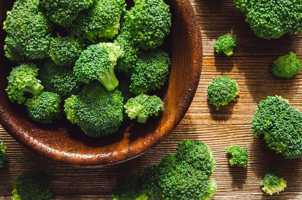 <p><strong><strong><strong><strong><strong><strong>Quantity:</strong></strong></strong></strong></strong> </strong>1 1/3 cup broccoli</p><p><strong>Per serving:</strong> 35 calories, 1.2 g protein, 4.7 g carbs, 0 g fat</p>