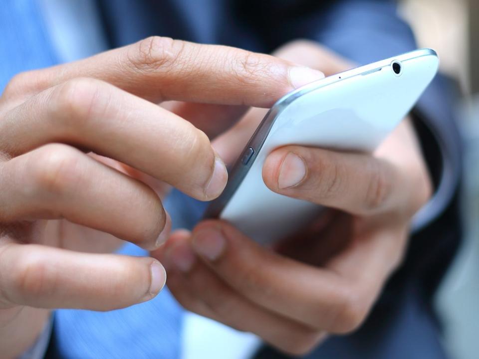 Für eine große Mehrheit der Deutschen ist das Smartphone nicht mehr wegzudenken. (Bild: TATSIANAMA/Shutterstock.com)