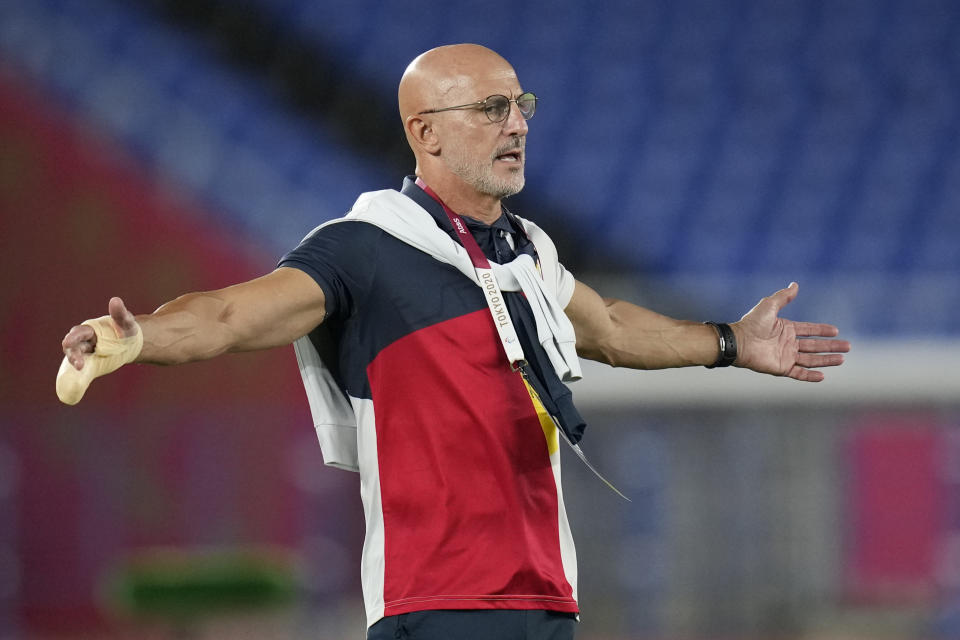 ARCHIVO - El técnico de España José Luis de la Fuente durante la final ante Brasil en el fútbol masculino de los Juegos Olímpicos de Tokio, el sábado 7 de agosto de 2021, en Yokohama, Japón. (AP Foto/Andre Penner)