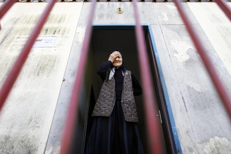 Milena Gavric, a 90-year-old Bosnian Serb refugee, holds her head as she waits for a U.N. delegation to visit her collective center in Srebrenica August 26, 2009.&nbsp;