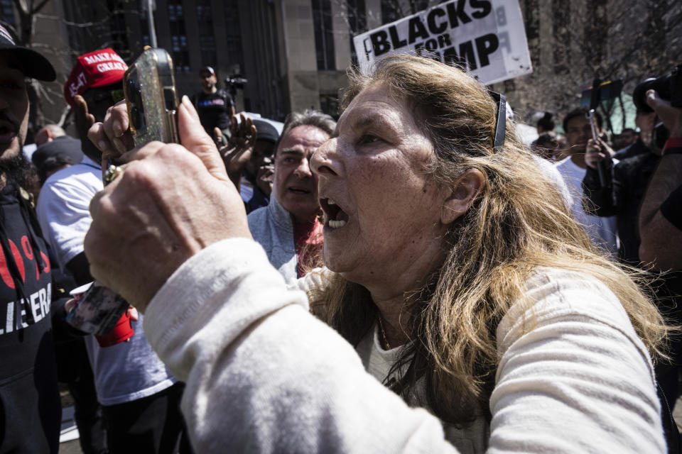Una mujer discute con otra persona sobre política durante una protesta en el parque Collect Pond, frente a la fiscalía de distrito de Manhattan, el martes 4 de abril de 2023, en Nueva York. (AP Foto/Stefan Jeremías)