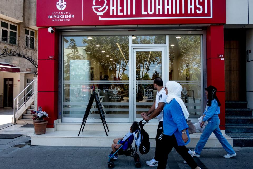 Kent Lokantasi, a restaurant owned and operated by the Istanbul Municipality, serving the poorer residents. A 4 course  lunch costs 29 liras (£ 1.40) (Yusuf Sayman)