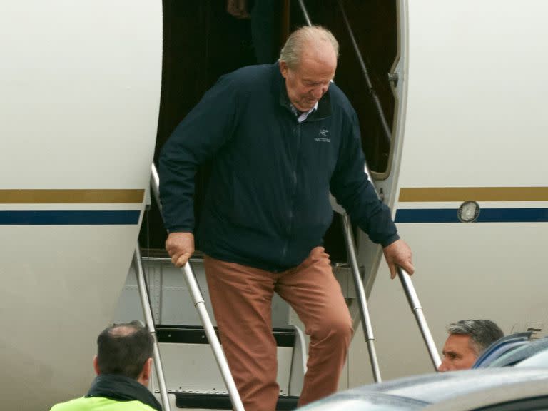 El rey emérito Juan Carlos I desciende del avión en el aeropuerto de Vitoria (Alava), en una visita este año