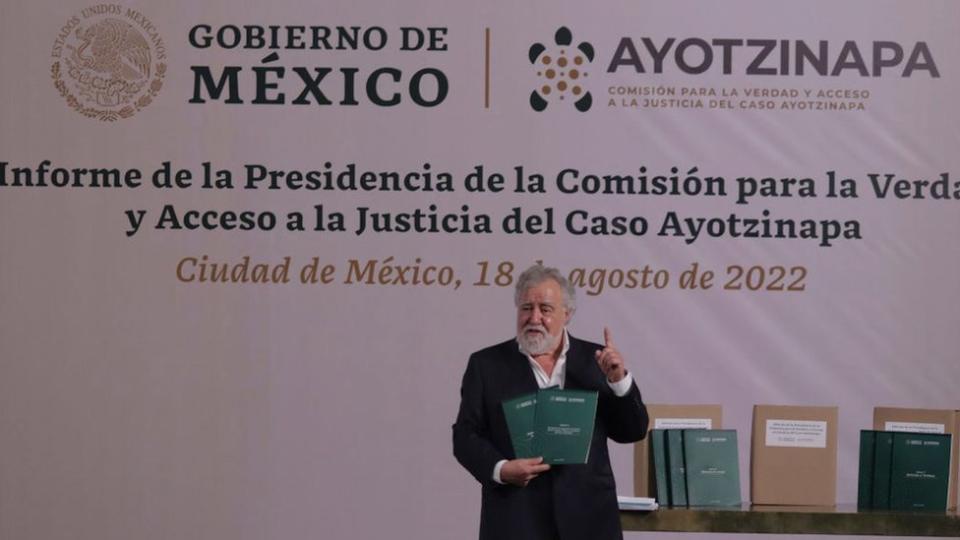 Alejandro Encinas presenta el informe.