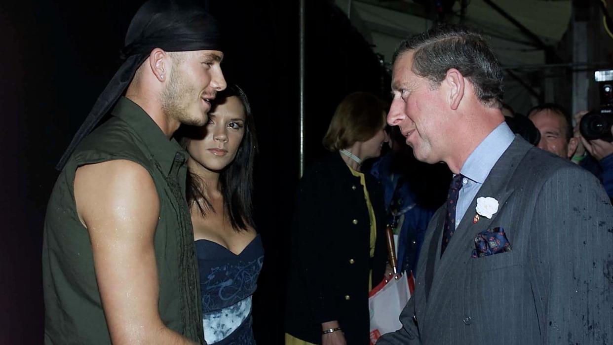 David y Victoria Beckham con Carlos III en el año 200