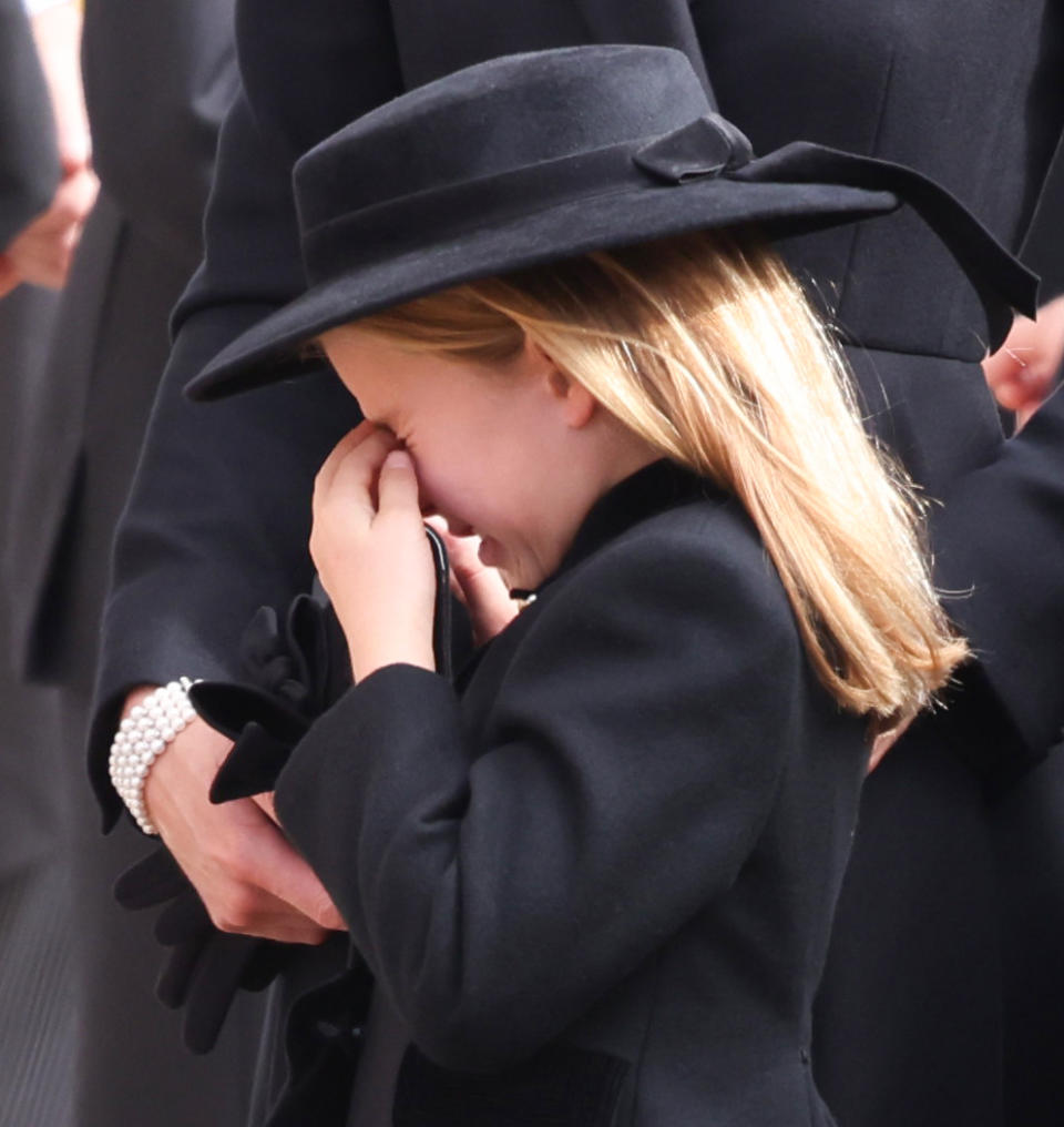 <p>De cette journée on retiendra cette image. Celle de la jeune princesse Charlotte, 7 ans, en pleurs à Wellington Arch devant le cercueil de son arrière-grand-mère, Elizabeth II. Une photo poignante de la fille du prince William et Kate Middleton, troisième dans l'ordre de succession au trône. (Photo by Phil Harris - WPA Pool/Getty Images)</p> 