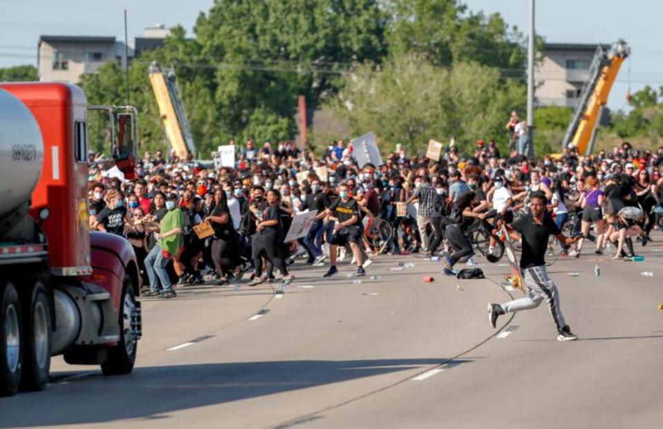 Los manifestantes se encontraban en la autopista I-35W, que había sido cortada al tráfico, cuando el camión se giró hacia ellos a gran velocidad. (Foto: Eric Miller / Reuters).