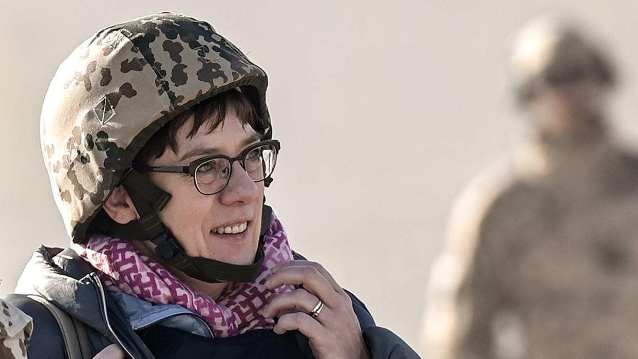 Verteidigungsministerin Annegret Kramp-Karrenbauer (CDU) kommt auf dem Rollfeld im Camp Pamir in Kundus an.