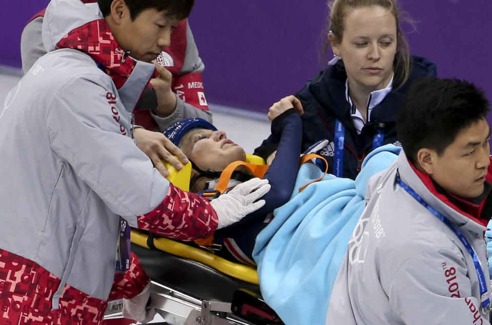 <p>La chute a été tellement lourde pour Elise Christie qu’elle a dû sortir sur civière. (crédit Getty) </p>