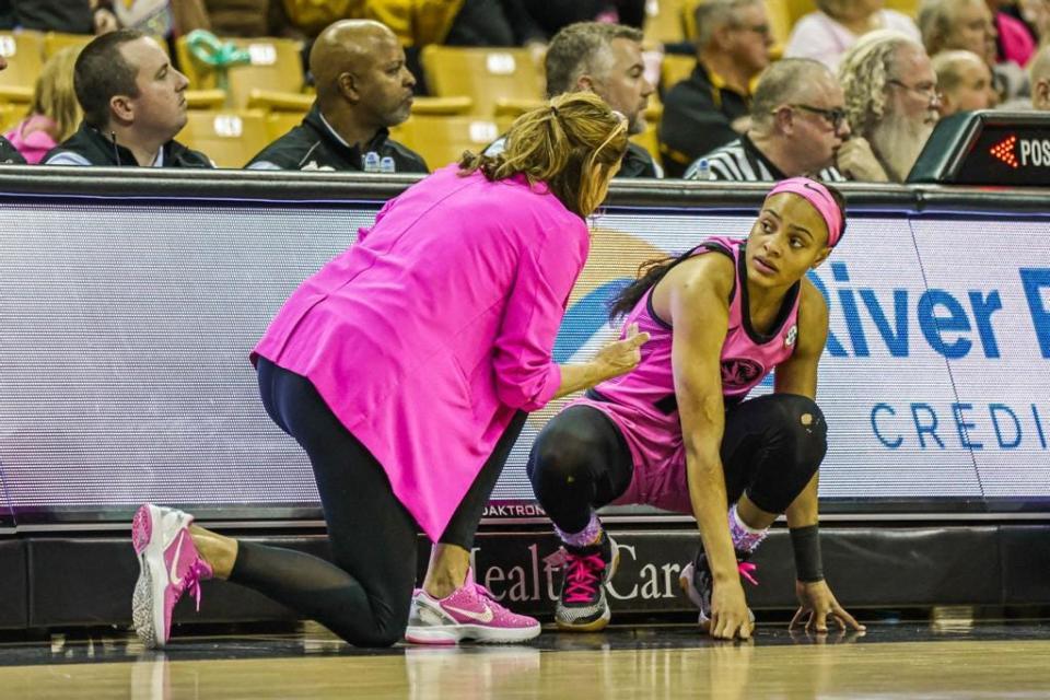 Missouri head coach Robin Pingeton (left) talks with MU guard Katlyn Gilbert (right) during a game against Alabama on Feb. 5, 2023, at Mizzou Arena in Columbia, Mo.