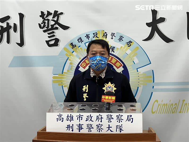 高雄市刑大偵六隊隊長黃慶煌表示，楊男行李箱內裝著的毒咖啡包原料價值約10萬。（圖／記者林昱孜攝影）