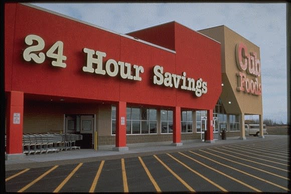 Outside view of Cub Foods building and parking lot.