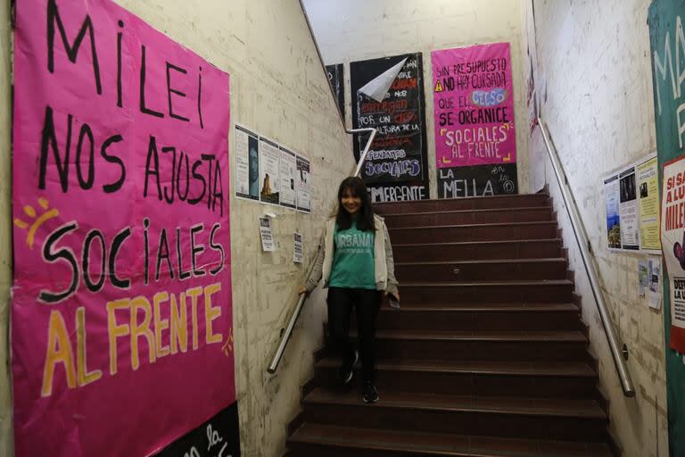 Los carteles contra Milei, en los pasillos de la facultad de Sociales