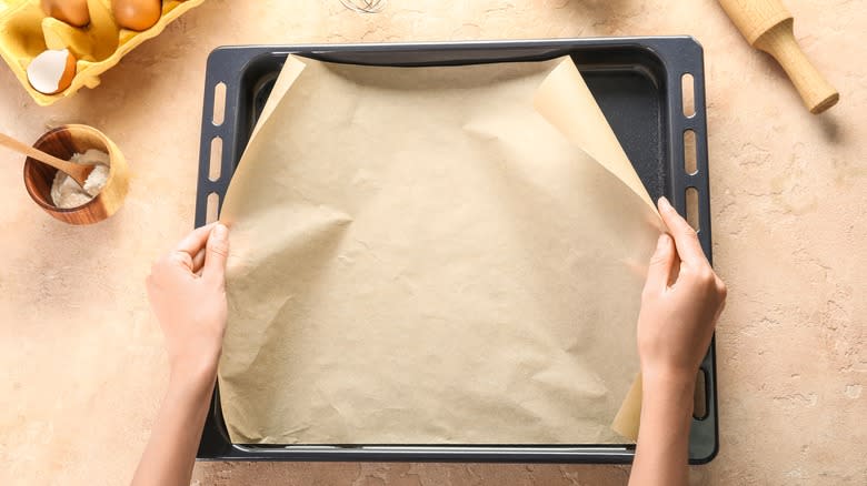 Roasting pan with parchment paper