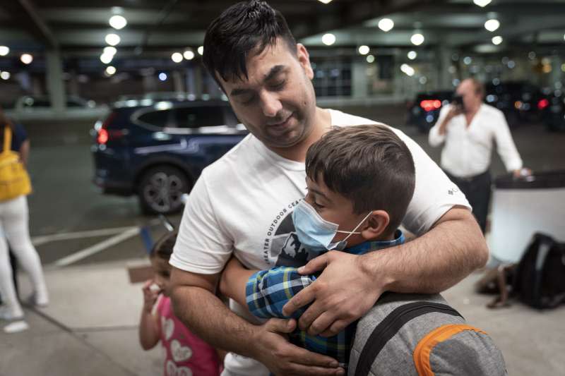 2021年8月23日，美國明尼亞波利斯─聖保羅國際機場，阿富汗難民卡吉札達（Ziaullah Qazizada）抱著兒子梅斯巴胡拉（Mesbahullah）（AP）