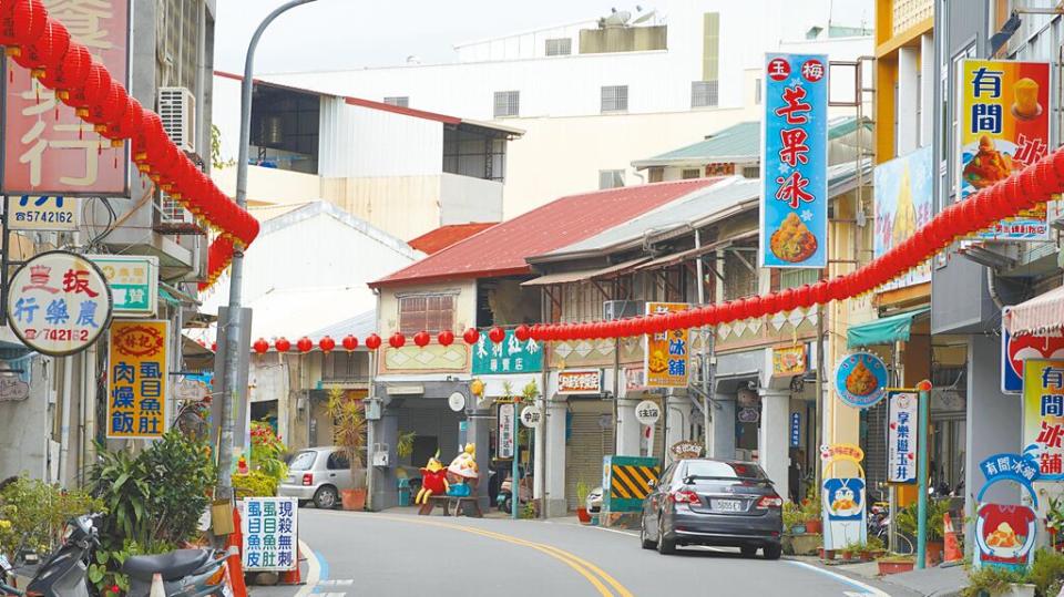 台南市玉井區中正路有10家冰店，現在星期六、日冰店街竟然空蕩蕩。（寶智華攝）