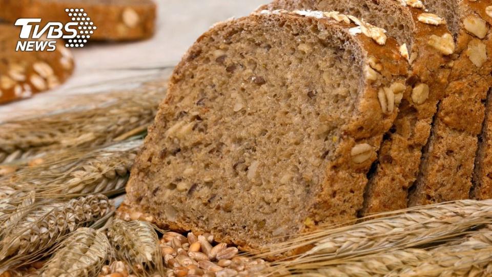 黑麵包又稱為裸麥麵包，可帶來飽足感，是近年來健康麵包的代表。（示意圖／shutterstock達志影像）