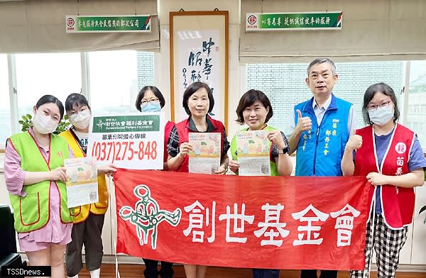 苗栗郵局響應創世基金會為植物人建立「嘉」園，創世苗栗分院陳綠蓉院長（右三）特別前往拜會苗栗郵局，以表感激之情，中為苗栗郵局長蔡月珠。（記者江乾松攝）