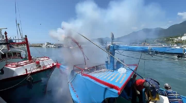 叔姪倆一舉捕獲18尾黑鮪魚，為台東漁民們打了一劑強心針，士氣大振。（圖／記者王浩原提供）