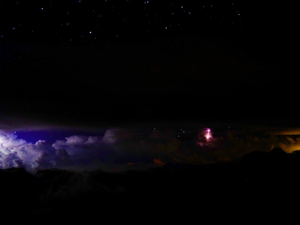 從玉山北峰氣象站遠眺，今夜玉山東南方持續出現閃電。（中央氣象局玉山氣象站提供）