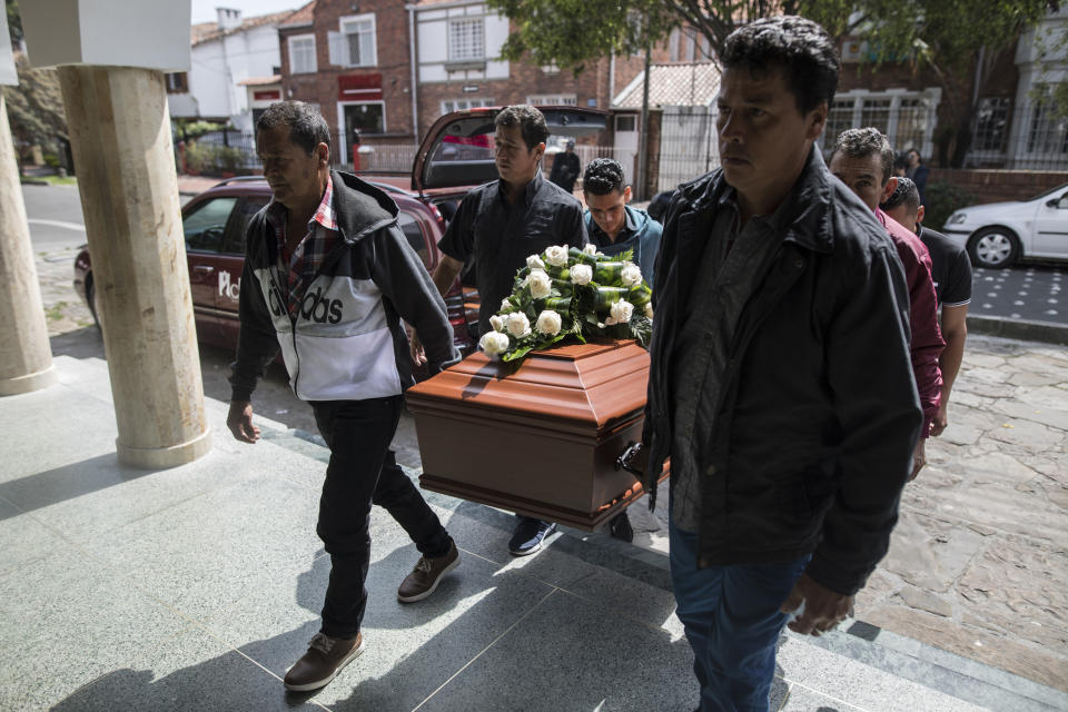 Familiares y amigos transportan el féretro con los restos de Astrid Conde en un cementerio de Bogotá el 8 de marzo del 2020. Conde fue asesinada a tiros el 5 de marzo y se sumó a una creciente lista de excombatientes rebeldes abatidos. (AP Photo/Iván Valencia)