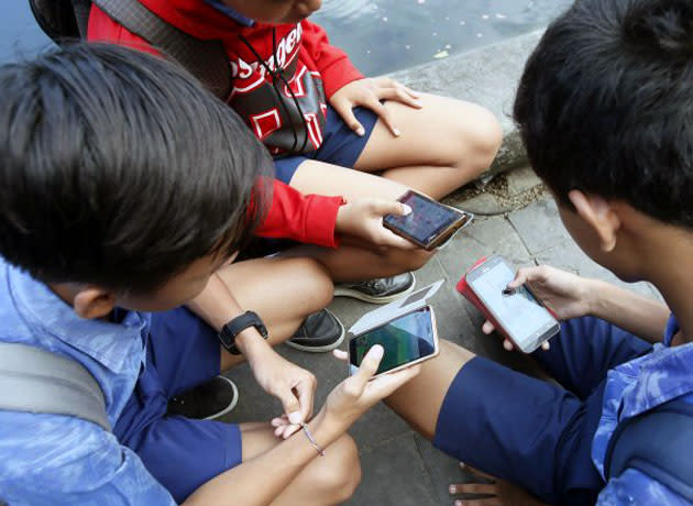 No debe entregarse un celular a un niño sin una configuración especial de seguridad.