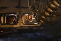 En esta imagen proporcionada por Universal Pictures DeWanda Wise, izquierda, and Laura Dern en una escena de "Jurassic World Dominion". (Universal Pictures/Amblin Entertainment vía AP)