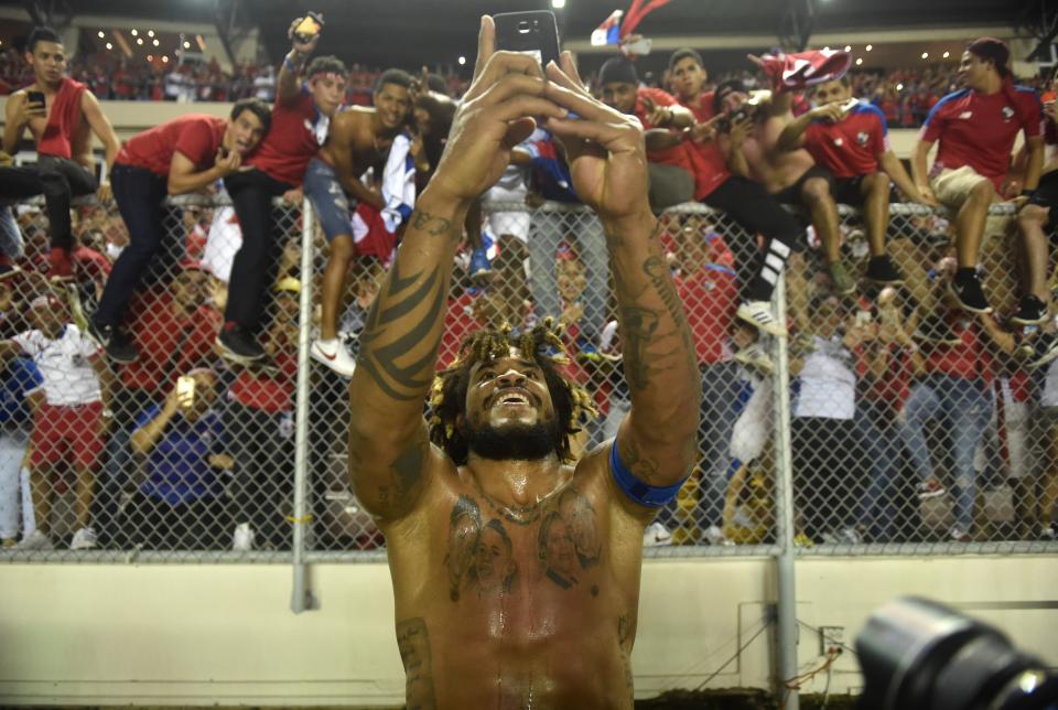Roman Torres eliminated the United States and sent Panama to its first World Cup, then celebrated with a now-famous selfie. (Getty)