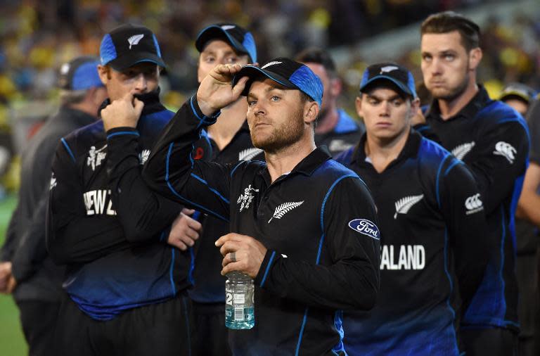 New Zealand captain Brendon McCullum (C) and his team stand after losing in the 2015 Cricket World Cup final against Australia in Melbourne on March 29, 2015