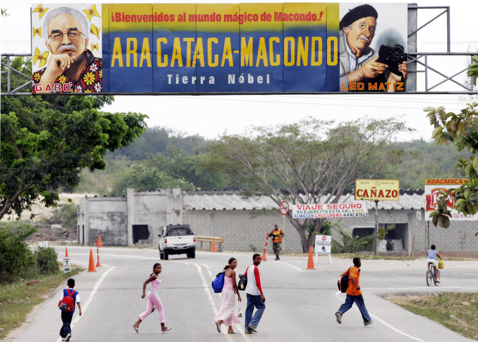 Transeúntes pasan frente a un cartel que dice “Bienvenido al mundo mágico de Macondo” el 4 de enero del 2006 en Aracataca, Colombia. Decidido a sacar provecho de la popularidad de Gabriel García Márquez, el alcalde de Aracataca propuso cambiar el nombre de la ciudad a Aracataca-Macondo, en alusión a la ciudad mítica de “Cien años de soledad”, la obra cumbre de García Márquez, quien nació allí. Pero la iniciativa fue rechazada en un referendo por los residentes del lugar. García Márquez murió el jueves 17 de abril de 2014 en su casa en la Ciudad de México. (Foto AP/Fernando Vergara, Archivo)