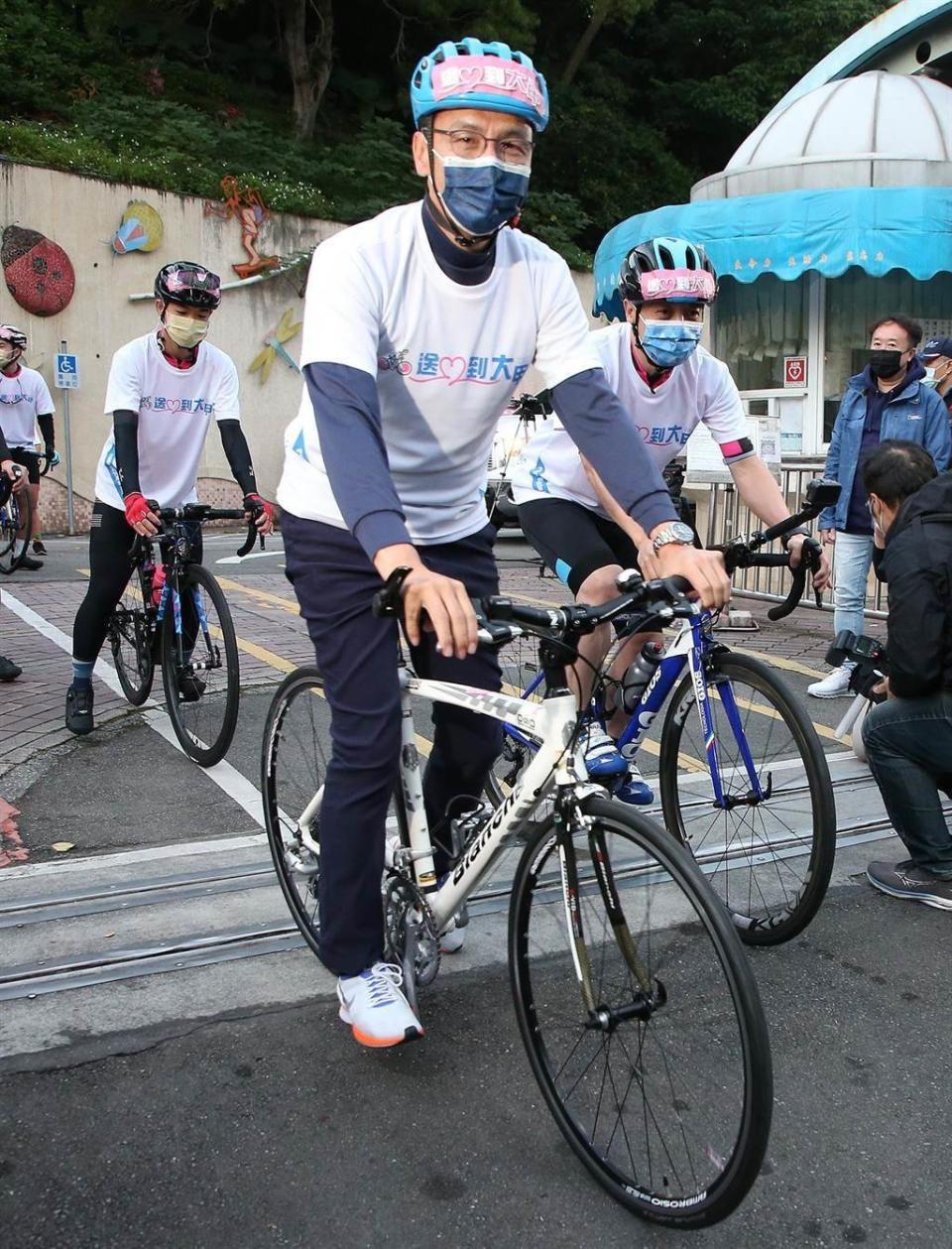 國民黨主席朱立倫和民眾一同騎腳踏車。（趙雙傑攝）
