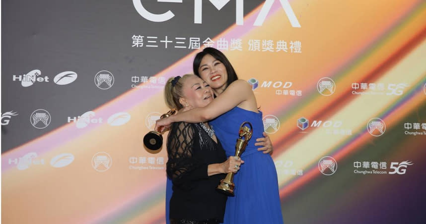 蔡健雅以《DEPART》專輯接連拿下「最佳華語女歌手獎」、「最佳演唱錄音專輯獎」、「最佳華語專輯獎」、「年度專輯獎」共4項大獎，蔡媽媽也特別來台支持女兒。（圖／林士傑、焦正德攝）