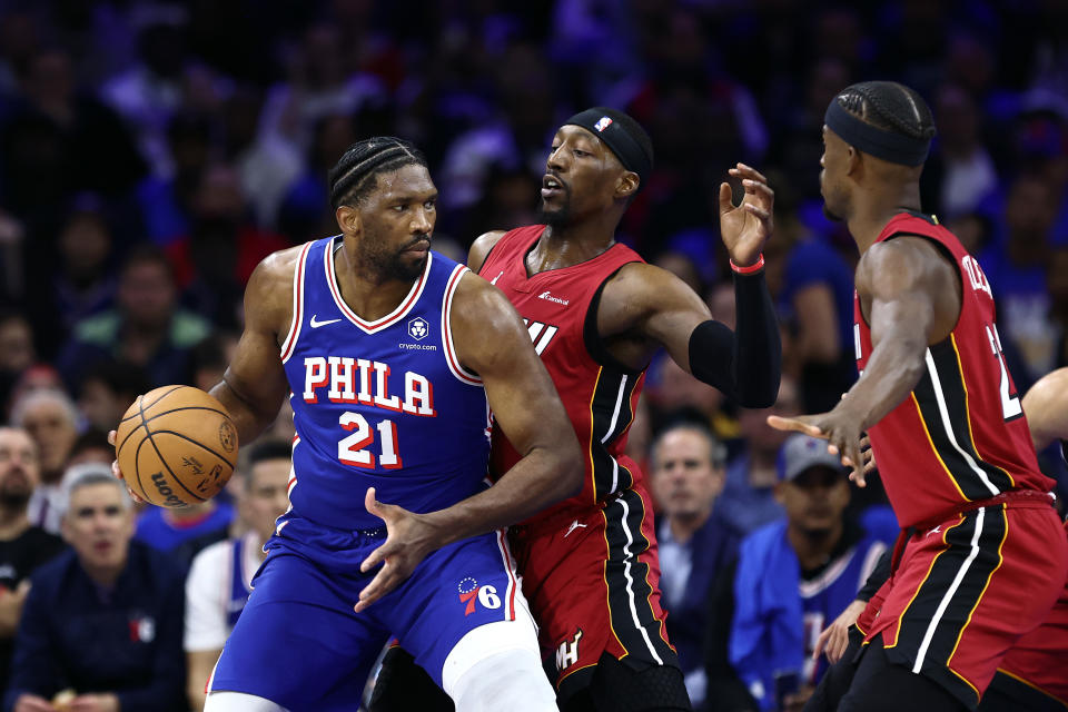 FILADELFIA, Pensylwania – 17 kwietnia: Joel Embiid nr 21 z Philadelphia 76ers jest broniony przez Bama Adebayo nr 13 z Miami Heat w trzeciej kwarcie podczas meczu wprowadzającego Konferencji Wschodniej w Wells Fargo Center 17 kwietnia 2024 r. w Filadelfii .  , Pensylwania.  Uwaga dla użytkownika: Pobierając lub wykorzystując to zdjęcie, użytkownik wyraźnie potwierdza i zgadza się, że zgadza się z warunkami Umowy licencyjnej Getty Images.  (Zdjęcie: Tim Nwachukwu/Getty Images)