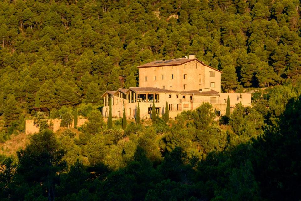 En esta verde comarca del Matarraña pusieron manos a la obra para renovar una masía del siglo XVIII que perteneció al marqués de Santa Coloma convirtiéndolo en un lujoso hotel.