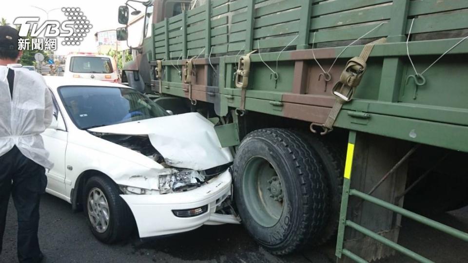 高雄軍車不慎擦撞轎車。（圖／警方提供）