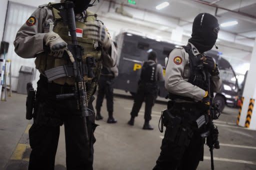 Elite Indonesian anti-terror police commandos are seen securing the holding cell of Muslim militant and suspected Bali bomber Umar Patek in Jakarta court on the second day of his trial, on February 20