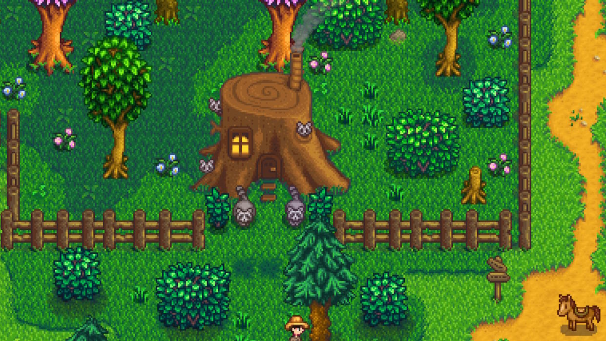  Stardew Valley screenshot - two raccoons in front of a giant tree stump. 