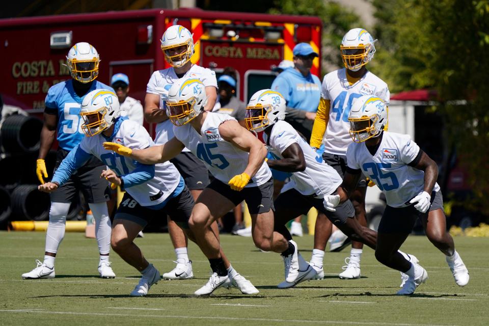 Los Angeles Chargers Hunter Kampmoyer (87) , Zander Horvath (45) , Kevin Marks Jr. (39) , and Leddie Brown (35) run a drill as teammates watch during an NFL football rookie minicamp, Friday, May 13, 2022, in Costa Mesa, Calif. (AP Photo/Marcio Jose Sanchez)