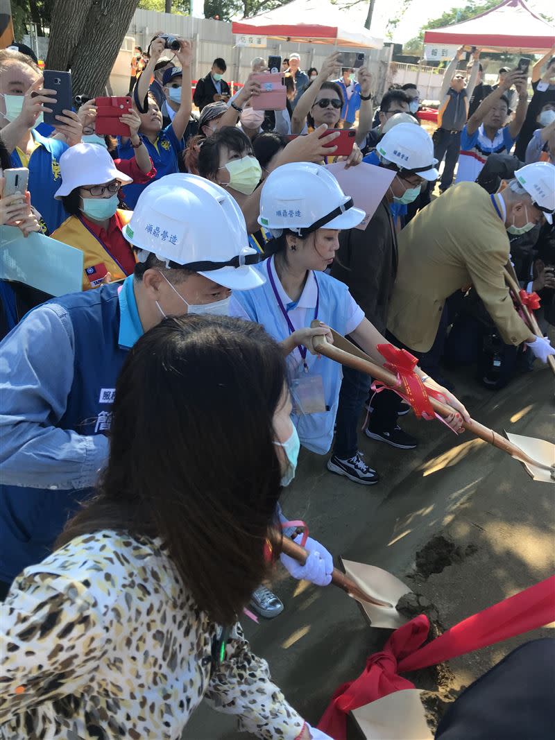 頂新和德文教基金會副執行長蕭巧怡(中)參與動土儀式（圖／頂新和德提供）