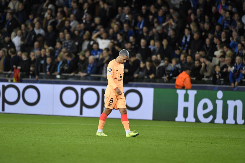 Antoine Griezmann del Atlético de Madrid tras la derrota 2-0 ante Brujas por la Liga de Campeones en Brujas, el martes 4 de octubre de 2022. (AP Foto/Geert Vanden Wijngaert)