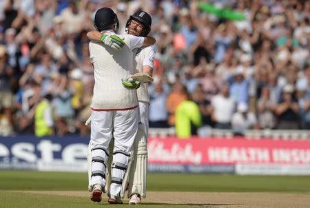 Cricket - England v Australia - Investec Ashes Test Series Third Test - Edgbaston - 31/7/15 England's Joe Root and Ian Bell celebrate as England win the third Ashes Test match Reuters / Philip Brown Livepic