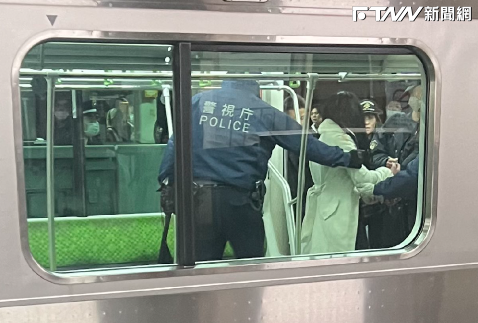 一名女子在電車上持刀隨機砍人，被警方壓制。（圖／翻攝自X）