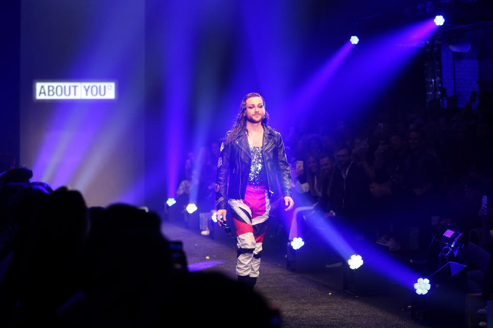 Zu den Sounds von Britney Spears rockte Riccardo Simonetti den Runway. (Bild: Getty Images)