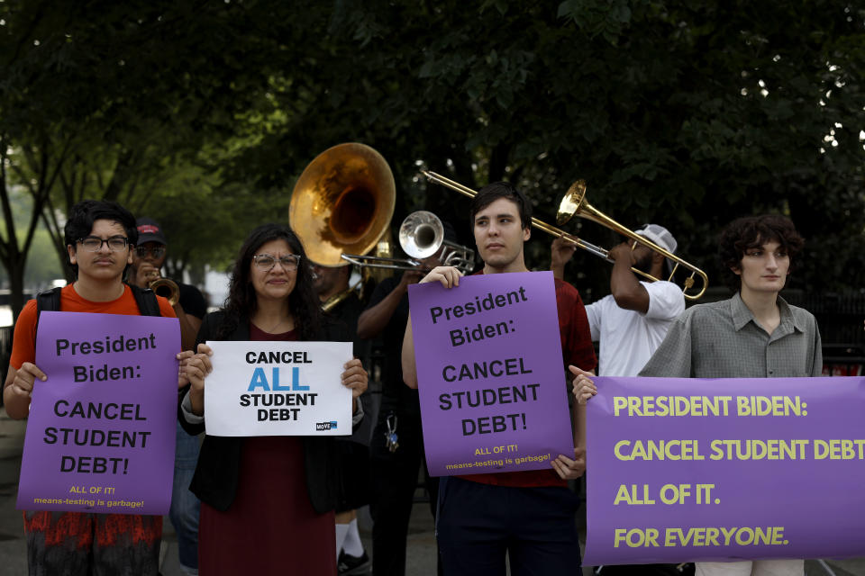 En julio estudiantes de varios estados organizaron un rally a la Casa Blanca para solicitar se cancelaran las deudas estudiantiles. Con la medida, hoy alrededor de 43 millones de prestatarios de préstamos estudiantiles federales podrán beneficiarse de esta decisión. (Photo by Anna Moneymaker/Getty Images).